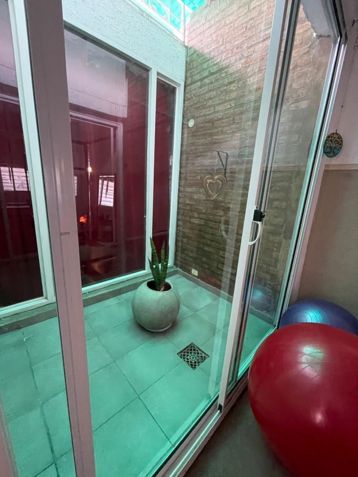 CASA DE 3 DORMITORIOS APPTA CREDITO, CON DOS BAÑOS, COCHERA CON PORTON LEVADIZO PATIO ,PILETA Y LOCAL CON BAÑO EN B OBSERVATORIO