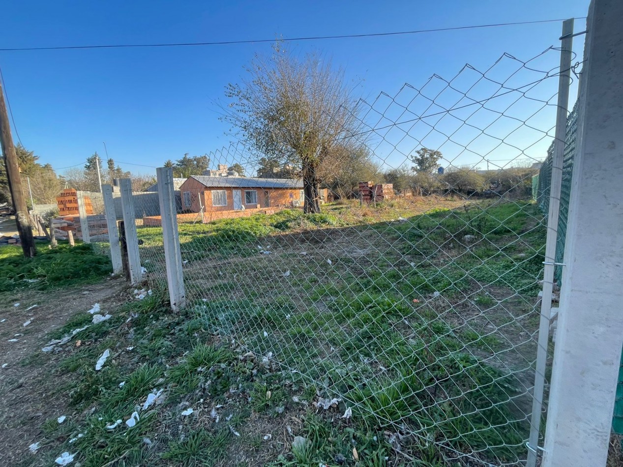 VENDEMOS LOTE DE 500 MTS EN VILLA SAN NICOLAS, CON SERVICIOS DE LUZ Y AGUA. PROXIMAMENTE DISPONIBLE GAS NATURAL. CALLE ADOQUINADA.