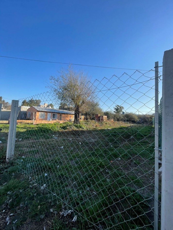 VENDEMOS LOTE DE 500 MTS EN VILLA SAN NICOLAS, CON SERVICIOS DE LUZ Y AGUA. PROXIMAMENTE DISPONIBLE GAS NATURAL. CALLE ADOQUINADA.