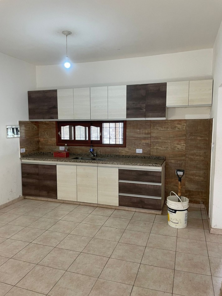 VENDE CASA DE 3 DORMITORIOS CON COCHERA Y DOS PATIOS CON ESCRITURA Y APPTO CREDITO