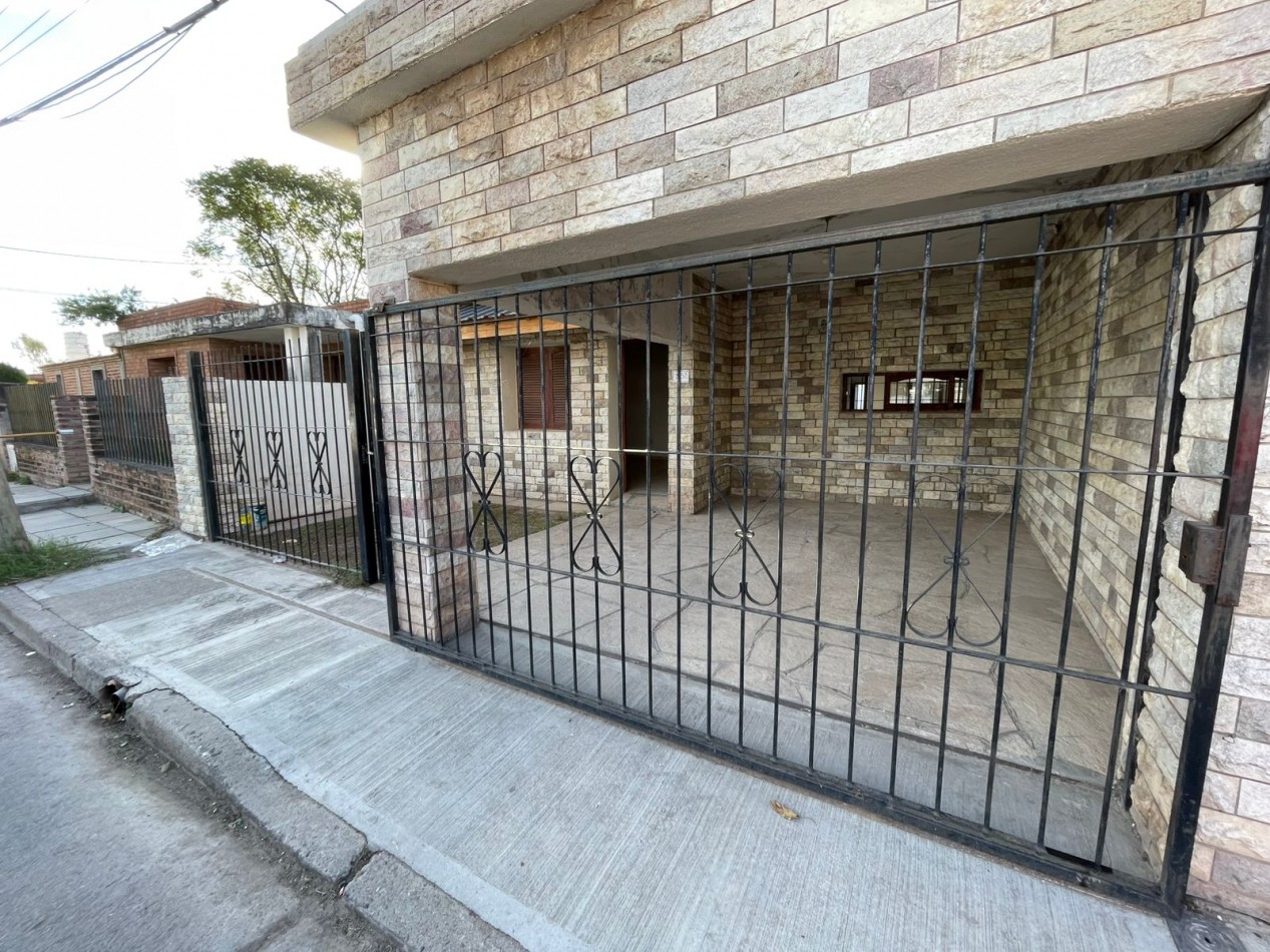 VENDE CASA DE 3 DORMITORIOS CON COCHERA Y DOS PATIOS CON ESCRITURA Y APPTO CREDITO