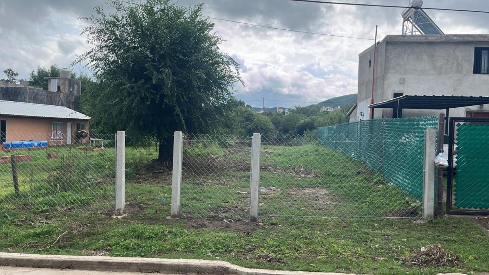 VENDEMOS LOTE DE 500 MTS EN VILLA SAN NICOLAS, CON SERVICIOS DE LUZ Y AGUA. PROXIMAMENTE DISPONIBLE GAS NATURAL. CALLE ADOQUINADA.
