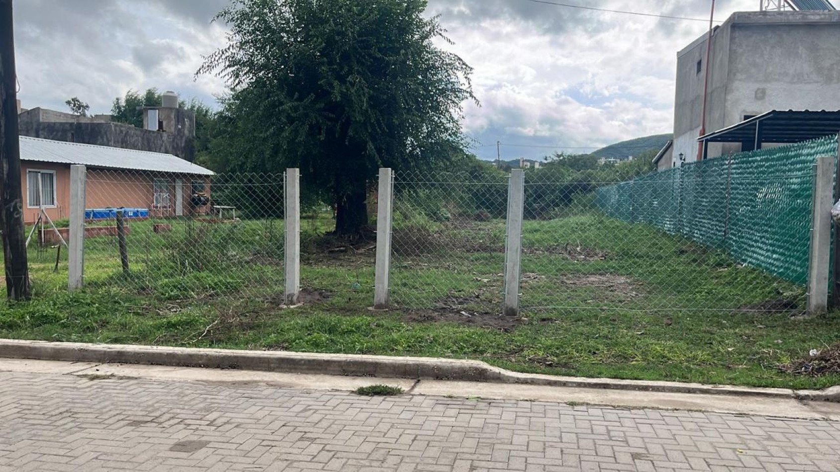 VENDEMOS LOTE DE 500 MTS EN VILLA SAN NICOLAS, CON SERVICIOS DE LUZ Y AGUA. PROXIMAMENTE DISPONIBLE GAS NATURAL. CALLE ADOQUINADA.