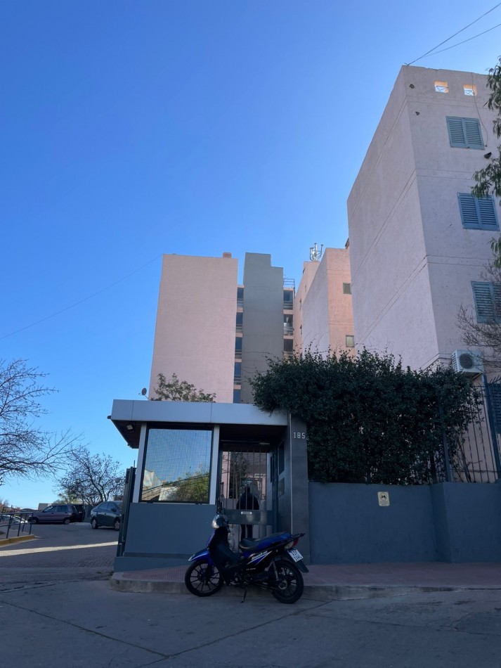 SE VENDE DEPARTAMENTO DE DOS DORMITORIOS CON COCHERA Y BALCON ZONA B SAN MARTIN SEGURIDAD 24 HR