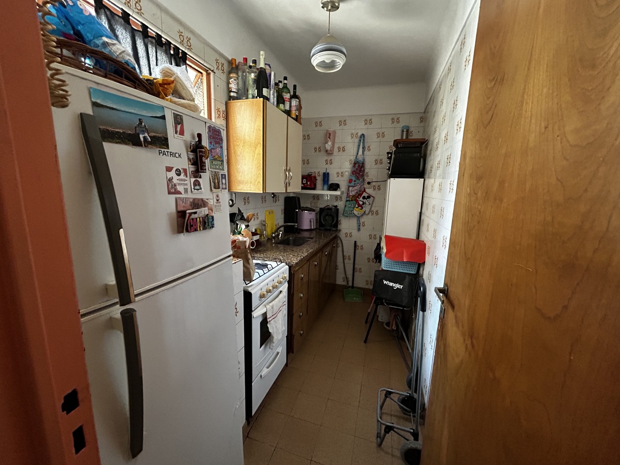 Vendemos  excelente departamento de 1 dormitorio sin balcon, cocina-comedor y living. Ubicado en Sarandi 740, piso 7, entre Chile e Independencia, en el vibrante barrio de Monserrat.  A pocos metros de Puerto Madero. 