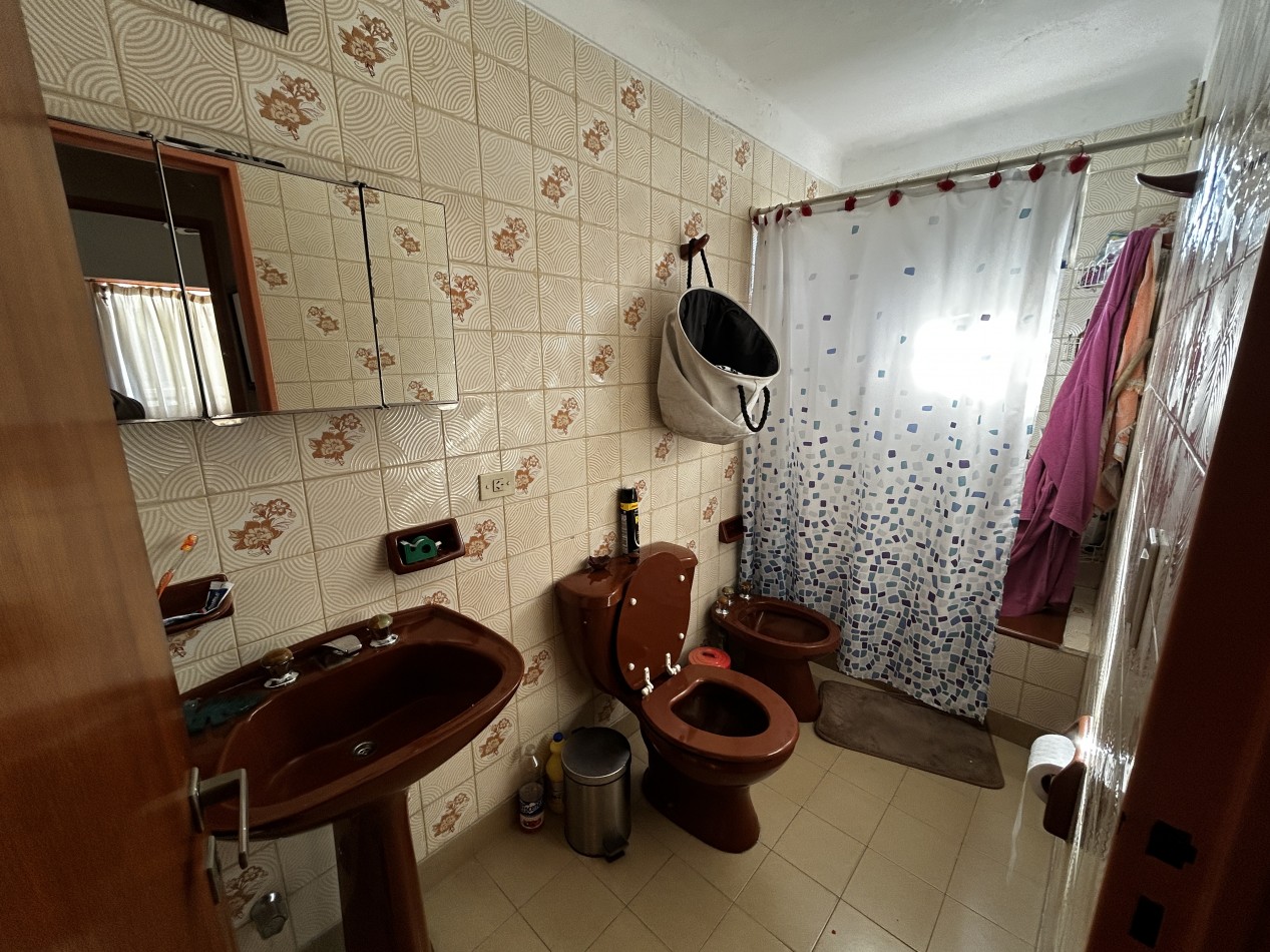 Vendemos  excelente departamento de 1 dormitorio sin balcon, cocina-comedor y living. Ubicado en Sarandi 740, piso 7, entre Chile e Independencia, en el vibrante barrio de Monserrat.  A pocos metros de Puerto Madero. 