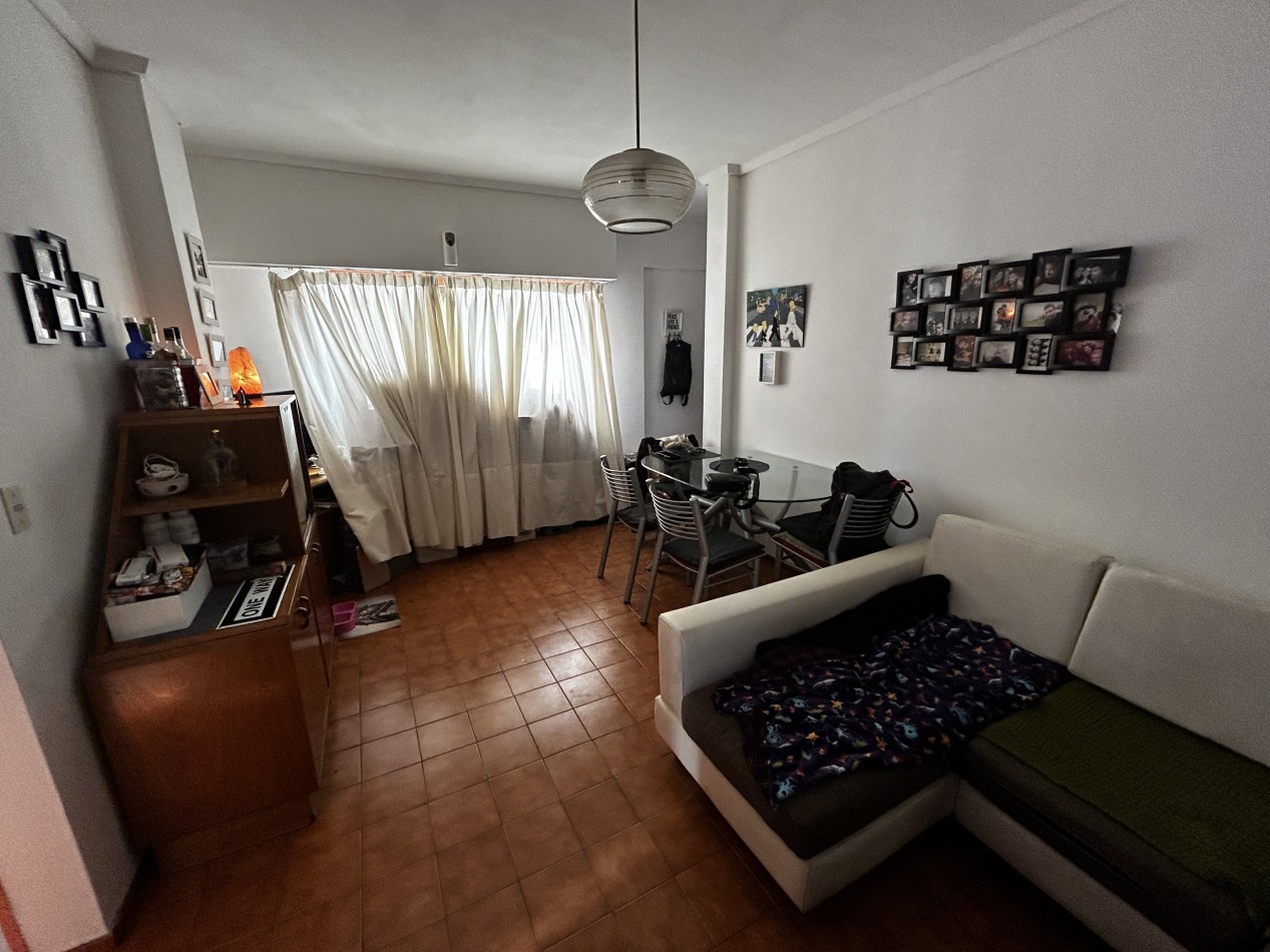 Vendemos  excelente departamento de 1 dormitorio sin balcon, cocina-comedor y living. Ubicado en Sarandi 740, piso 7, entre Chile e Independencia, en el vibrante barrio de Monserrat.  A pocos metros de Puerto Madero. 