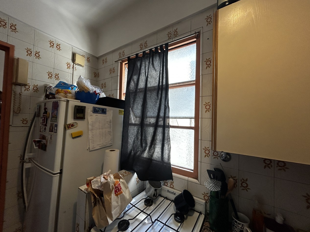 Vendemos  excelente departamento de 1 dormitorio sin balcon, cocina-comedor y living. Ubicado en Sarandi 740, piso 7, entre Chile e Independencia, en el vibrante barrio de Monserrat.  A pocos metros de Puerto Madero. 