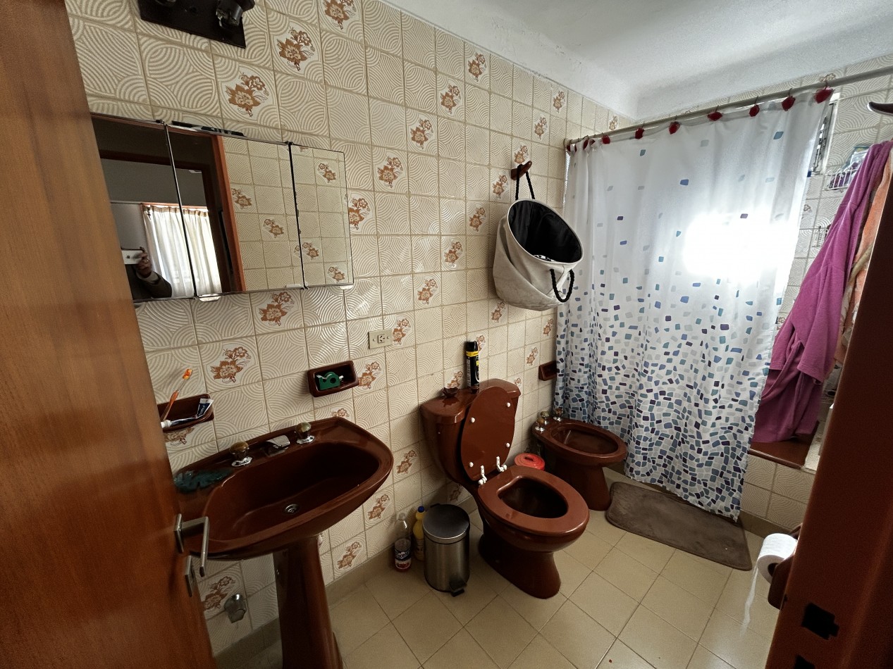 Vendemos  excelente departamento de 1 dormitorio sin balcon, cocina-comedor y living. Ubicado en Sarandi 740, piso 7, entre Chile e Independencia, en el vibrante barrio de Monserrat.  A pocos metros de Puerto Madero. 