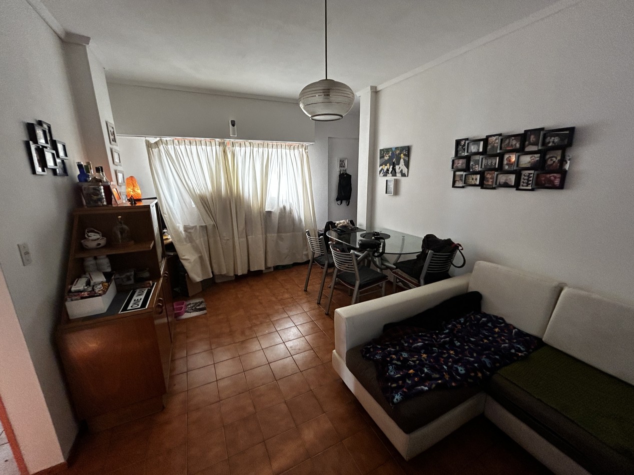 Vendemos  excelente departamento de 1 dormitorio sin balcon, cocina-comedor y living. Ubicado en Sarandi 740, piso 7, entre Chile e Independencia, en el vibrante barrio de Monserrat.  A pocos metros de Puerto Madero. 