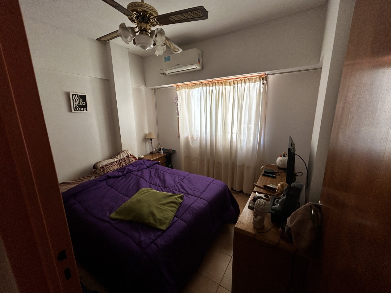 Vendemos  excelente departamento de 1 dormitorio sin balcon, cocina-comedor y living. Ubicado en Sarandi 740, piso 7, entre Chile e Independencia, en el vibrante barrio de Monserrat.  A pocos metros de Puerto Madero. 
