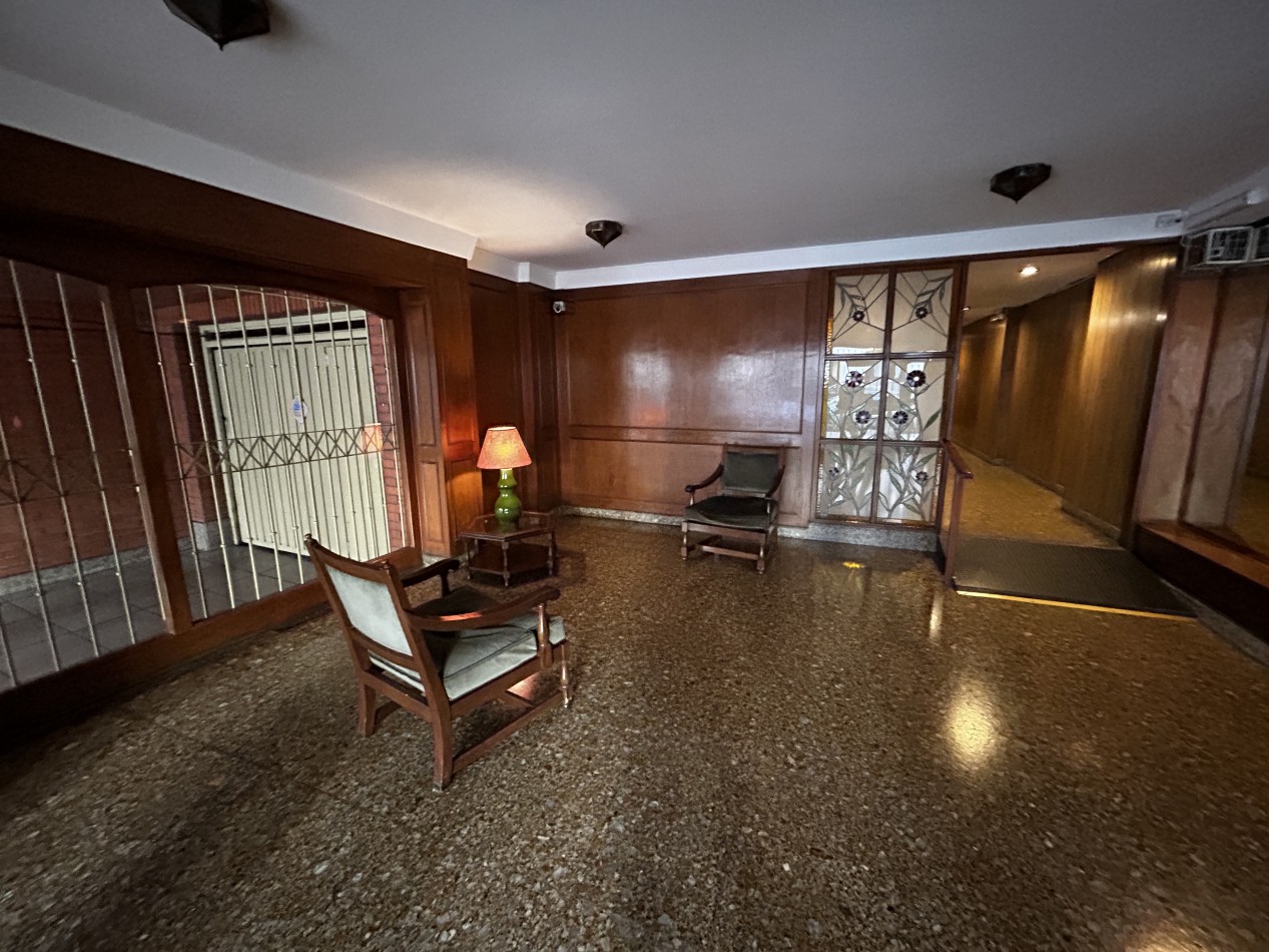 Vendemos  excelente departamento de 1 dormitorio sin balcon, cocina-comedor y living. Ubicado en Sarandi 740, piso 7, entre Chile e Independencia, en el vibrante barrio de Monserrat.  A pocos metros de Puerto Madero. 