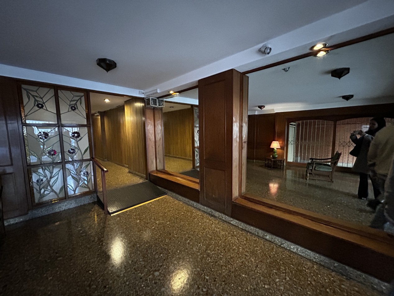 Vendemos  excelente departamento de 1 dormitorio sin balcon, cocina-comedor y living. Ubicado en Sarandi 740, piso 7, entre Chile e Independencia, en el vibrante barrio de Monserrat.  A pocos metros de Puerto Madero. 