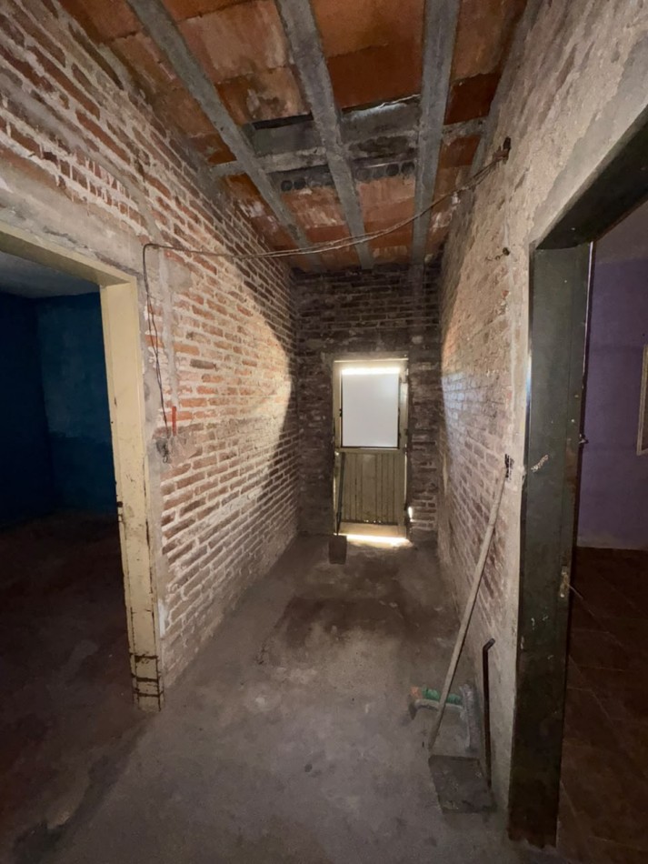 🛠️ ¡Excelente Oportunidad de Inversion! Casa a Reciclar en Villa Azalais