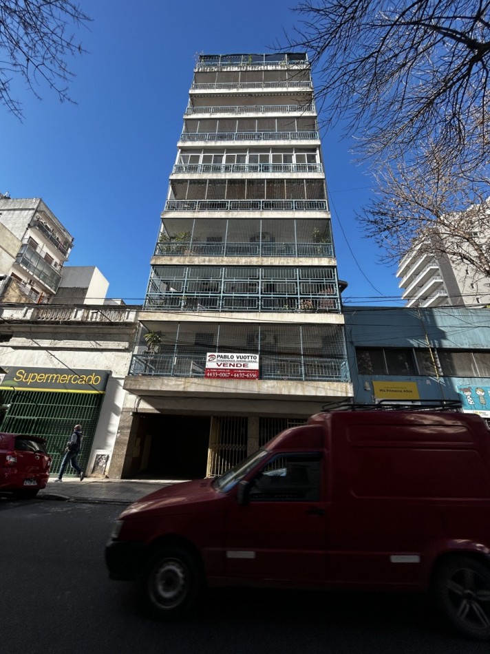Vendemos  excelente departamento de 1 dormitorio sin balcon, cocina-comedor y living. Ubicado en Sarandi 740, piso 7, entre Chile e Independencia, en el vibrante barrio de Monserrat.  A pocos metros de Puerto Madero. 