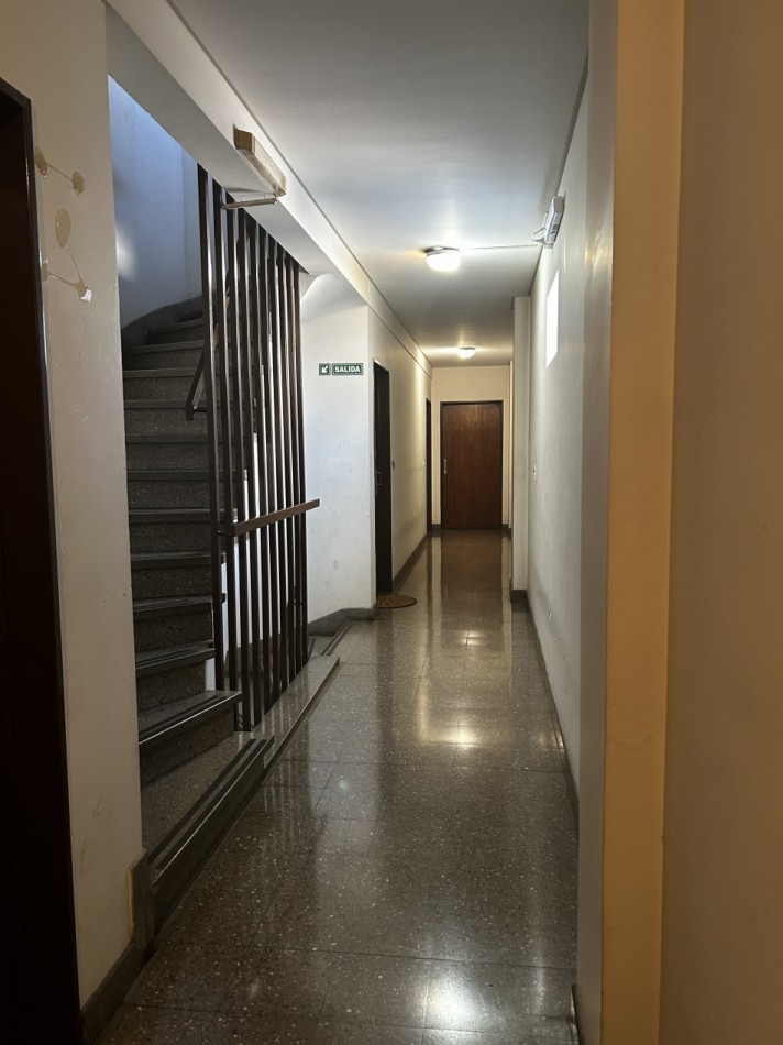Vendemos  excelente departamento de 1 dormitorio sin balcon, cocina-comedor y living. Ubicado en Sarandi 740, piso 7, entre Chile e Independencia, en el vibrante barrio de Monserrat.  A pocos metros de Puerto Madero. 