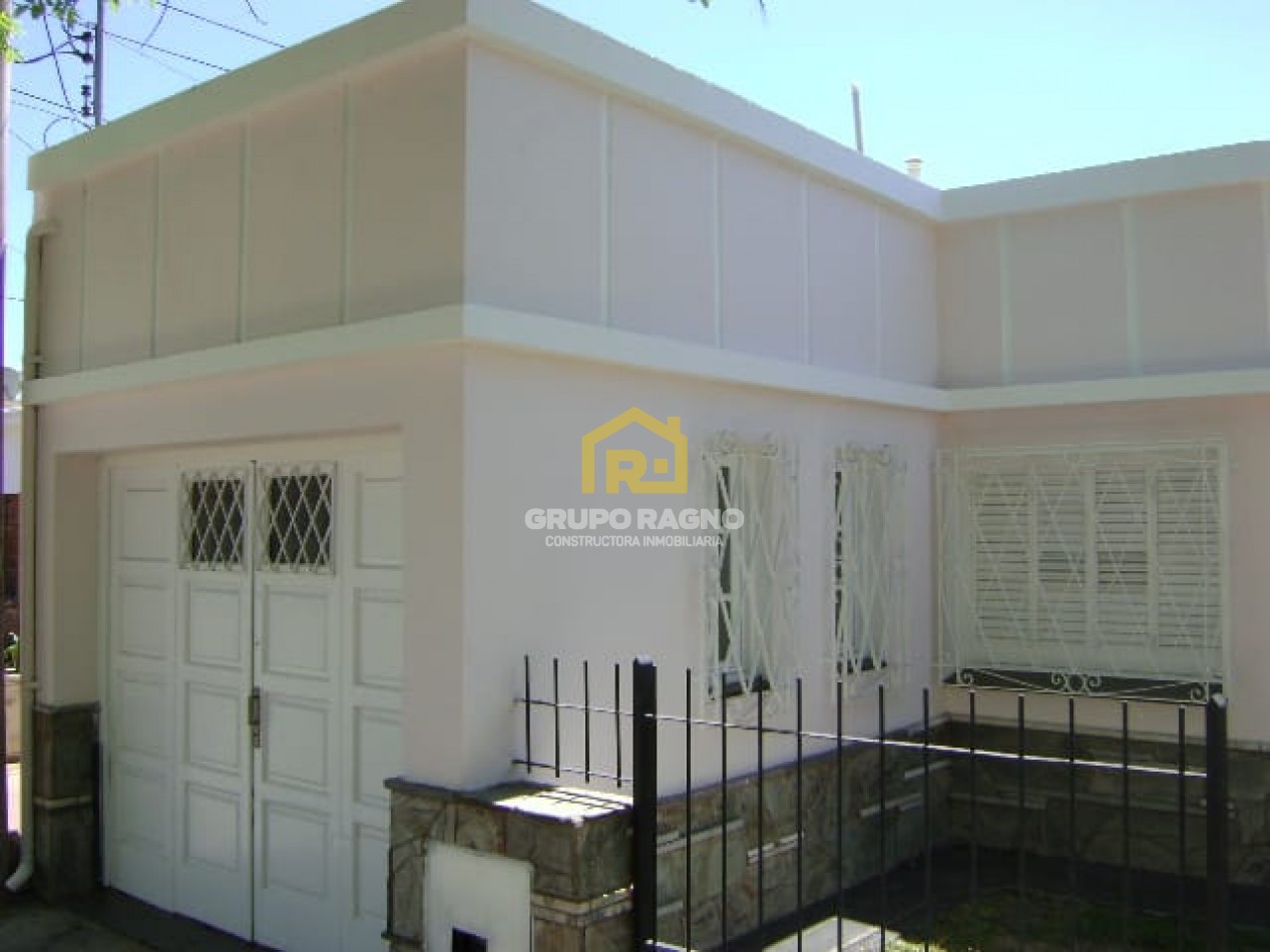 🏠 ¡Excelente Oportunidad en Barrio Jardin! Amplia Casa de 3 Dormitorios con Garaje y Gran Terreno