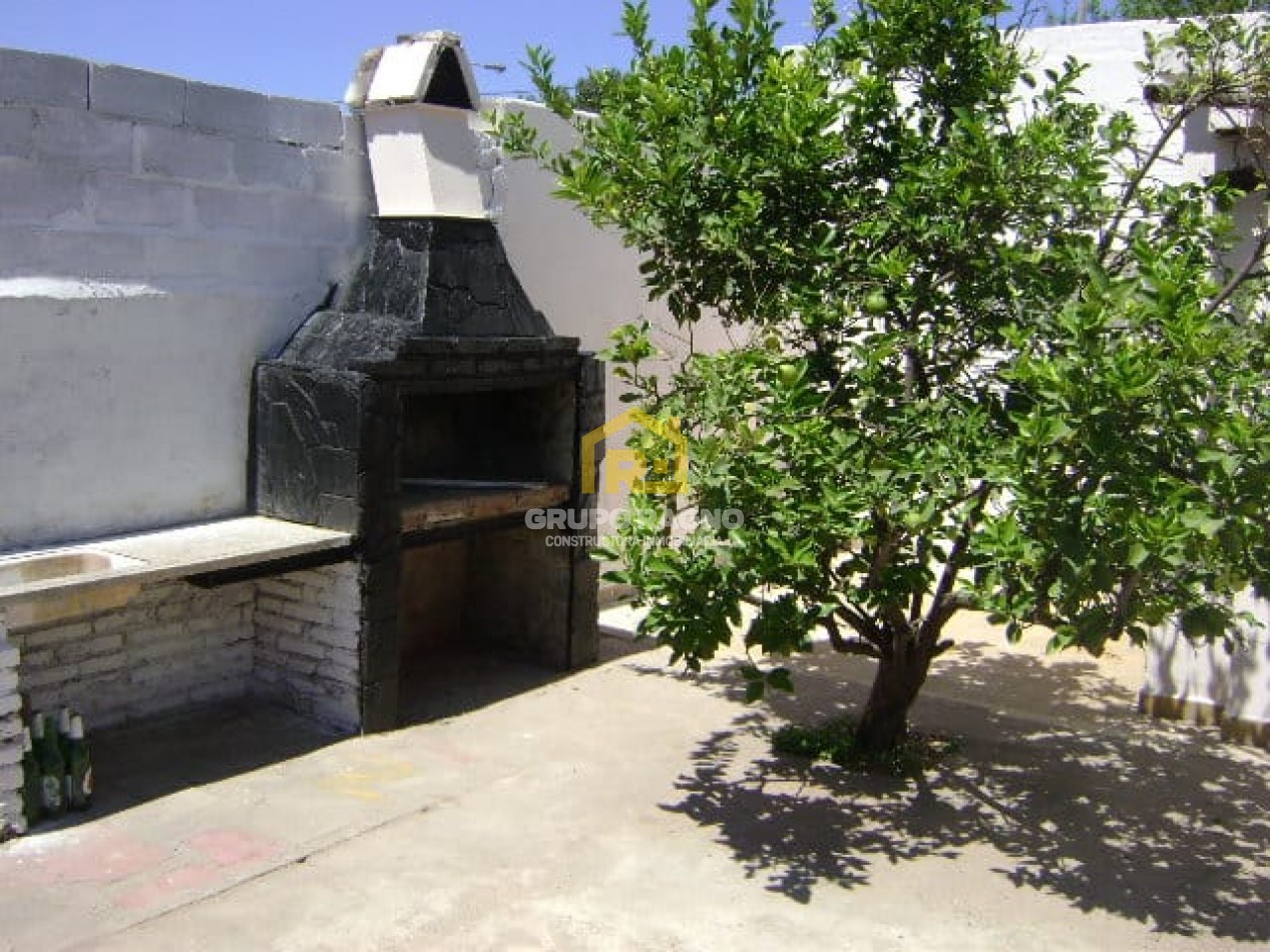 🏠 ¡Excelente Oportunidad en Barrio Jardin! Amplia Casa de 3 Dormitorios con Garaje y Gran Terreno
