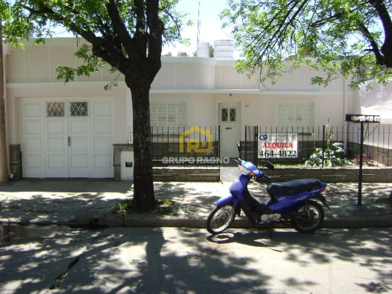 🏠 ¡Excelente Oportunidad en Barrio Jardin! Amplia Casa de 3 Dormitorios con Garaje y Gran Terreno