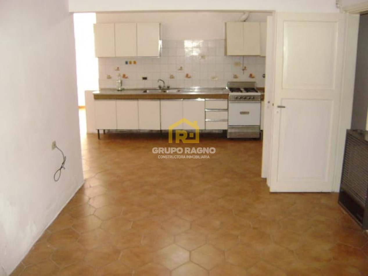 🏠 ¡Excelente Oportunidad en Barrio Jardin! Amplia Casa de 3 Dormitorios con Garaje y Gran Terreno