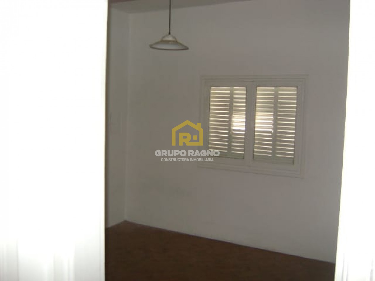 🏠 ¡Excelente Oportunidad en Barrio Jardin! Amplia Casa de 3 Dormitorios con Garaje y Gran Terreno