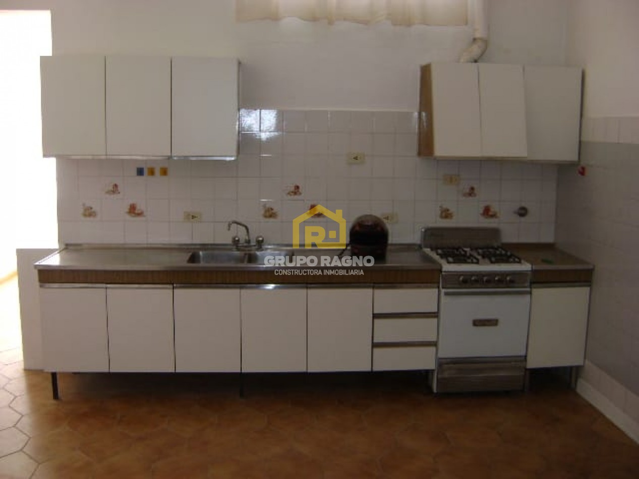 🏠 ¡Excelente Oportunidad en Barrio Jardin! Amplia Casa de 3 Dormitorios con Garaje y Gran Terreno