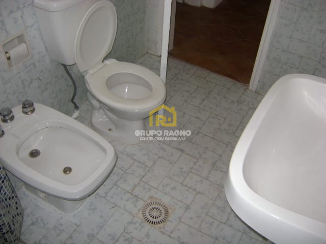 🏠 ¡Excelente Oportunidad en Barrio Jardin! Amplia Casa de 3 Dormitorios con Garaje y Gran Terreno