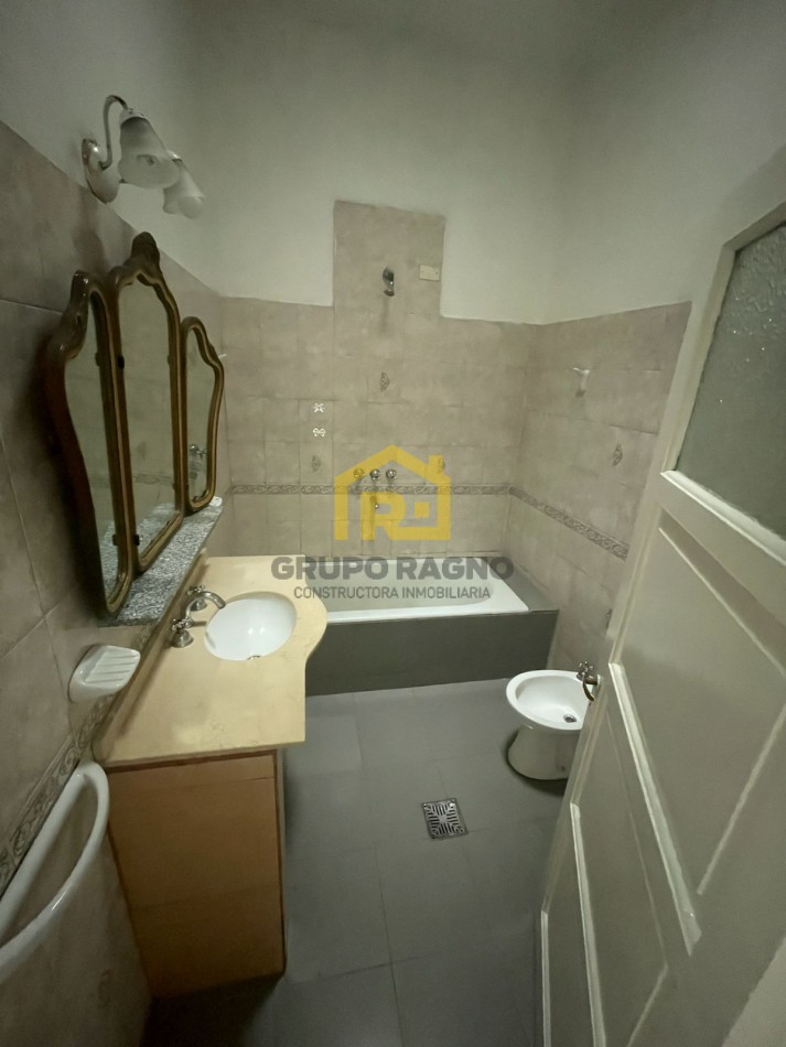 vendo casa de dos dormitorios con cochera  y terraza en san martin con escritura calle colombres y federico bransen 