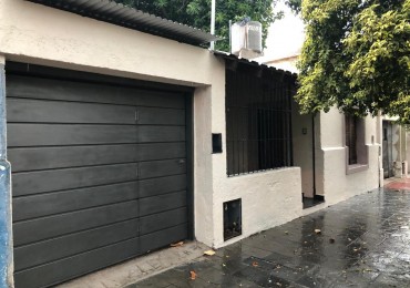 CASA EN DE DOS DORMITORIOS EN BARRIO YAPEYU CON ENTRADA INDEPENDENTE HACIA COCHERA PARA 8 AUTOS
