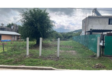 VENDEMOS LOTE DE 500 MTS EN VILLA SAN NICOLAS, CON SERVICIOS DE LUZ Y AGUA. PROXIMAMENTE DISPONIBLE GAS NATURAL. CALLE ADOQUINADA.