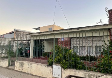 Se Vende casa de dos dormitorios con cochera  en un lote de 360 mts cuadrados en plena ruta 55 LA CALERA 