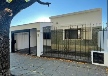 Venta de casa de dos dormitorios con cochera ,patio pileta climatizada. zona linda de B. villa azalaiz a una cuadra de alem y capdevilla a dos cuadras de rancagua.